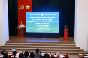 Giáo viên trình bày nhưng giải pháp đổi mới sáng tạo trước Hội đồng.