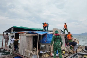 Lực lượng hỗ trợ ngư dân ở Cô Tô chằng chống bè để bảo vệ tài sản.