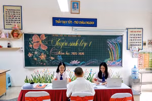 Công tác tuyển sinh lớp 1 tại Trường THCS Nam Trung Yên (phường Yên Hòa, Hà Nội).