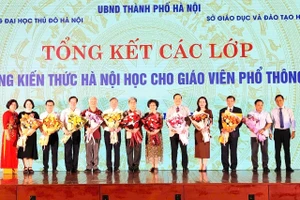 Ban tổ chức lớp học tặng hoa tri ân các cá nhân có nhiều đóng góp cho sự thành công của lớp bồi dưỡng. 