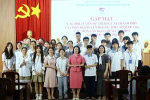 Trường THPT chuyên Sơn Tây gặp mặt, động viên các em học sinh trong đội tuyển.