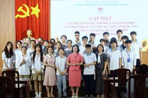 Trường THPT chuyên Sơn Tây gặp mặt, động viên các em học sinh trong đội tuyển.