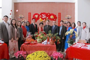 Các vị khách quốc tế trải nghiệm không khí Tết cùng thầy trò Trường THPT chuyên Hà Nội - Amsterdam.