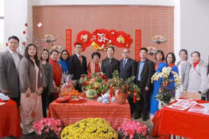 Các vị khách quốc tế trải nghiệm không khí Tết cùng thầy trò Trường THPT chuyên Hà Nội - Amsterdam.