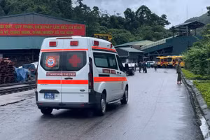 Xe cấp cứu có mặt tại hiện trường đưa người bị tai nạn đi cấp cứu.