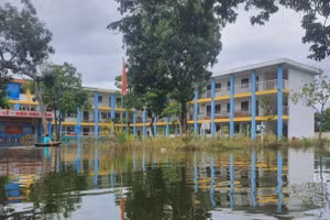 Nhiều trường học tại huyện Chương Mỹ vẫn bị ngập do nước lũ.