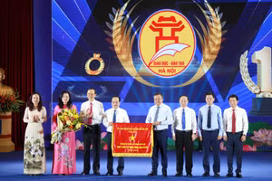 Thứ trưởng Bộ GD&ĐT Phạm Ngọc Thưởng và Chủ tịch UBND TP Hà Nội Trần Sỹ Thanh tặng Cờ đơn vị xuất sắc dẫn đầu phong trào thi đua cho Sở GD&ĐT Hà Nội.