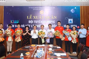 Lãnh đạo Sở GD&ĐT Hà Nội động viên đoàn học sinh Việt Nam dự thi Olympic Thiên văn và Vật lý thiên văn quốc tế năm 2024.