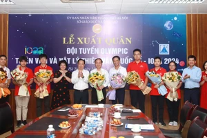 Lãnh đạo Sở GD&ĐT Hà Nội động viên đoàn học sinh Việt Nam dự thi Olympic Thiên văn và Vật lý thiên văn quốc tế năm 2024.