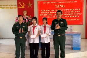 Đồn Biên phòng Cửa khẩu cảng Vạn Gia trao kinh phí hỗ trợ tiền cho các em trong chương trình “Nâng bước em đến trường - Con nuôi Đồn Biên phòng”.