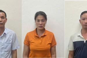 Các bị can (từ trái qua phải) Nguyễn Bá Trượng, Trần Thị Thanh Hòa, Nguyễn Văn Tiến.