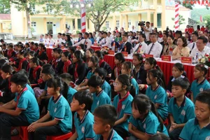 Các đại biểu và các em học sinh dự lễ khởi công Trường phổ thông nội trú TH&THCS Quảng Sơn.