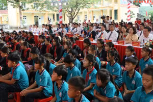 Các đại biểu và các em học sinh dự lễ khởi công Trường phổ thông nội trú TH&THCS Quảng Sơn.