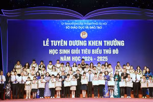Ban tổ chức trao thưởng cho các học sinh giỏi tiêu biểu.
