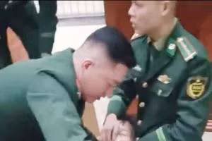 Cán bộ Đồn Biên phòng Cửa khẩu quốc tế Móng Cái sơ cứu cho du khách bị co giật, tim ngừng đập.