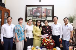 Lãnh đạo quận Hoàn Kiếm, Phòng GD&ĐT quận Hoàn Kiếm thăm hỏi, tặng quà Nhà giáo ưu tú Lê Thị Quý.