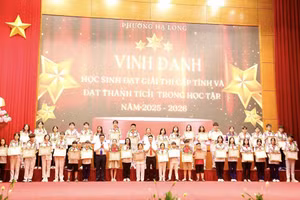 Lãnh đạo phường Hạ Long khen thưởng các em học sinh tiêu biểu xuất sắc trong năm học 2025-2026.