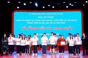 Ban tổ chức trao giải cho các thí sinh.