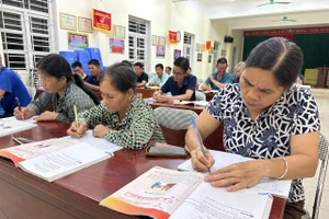 Lớp học XMC tại nhà văn hóa thôn Nà Phạ.