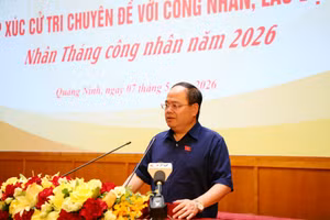 Ông Quản Minh Cường, Ủy viên Trung ương Đảng, Bí thư Tỉnh ủy, Trưởng Đoàn ĐBQH tỉnh Quảng Ninh phát biểu tại buổi tiếp xúc cử tri.
