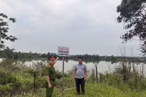 Công an phường An Sinh rà soát các điểm nước sâu nguy hiểm.