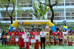 Ban tổ chức trao giải cho các thí sinh.