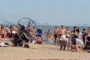 Sau khi húc vào du khách trên bãi biển, dù lượn gắn động cơ bị lật nghiêng. Ảnh cắt từ clip
