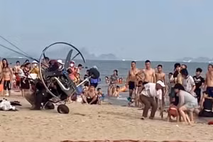 Sau khi húc vào du khách trên bãi biển, dù lượn gắn động cơ bị lật nghiêng. Ảnh cắt từ clip