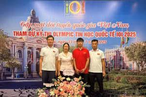 Em Ninh Quang Thắng (áo đỏ) cùng thầy cô Trường THPT chuyên Hạ Long.