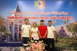 Em Ninh Quang Thắng (áo đỏ) cùng thầy cô Trường THPT chuyên Hạ Long.