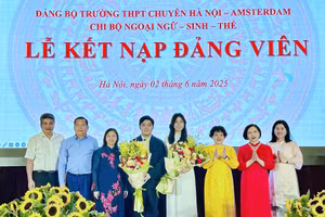 Đảng ủy Trường THPT Chuyên Hà Nội - Amsterdam và các đại biểu chúc mừng 2 đảng viên trẻ.