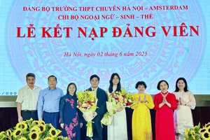 Đảng ủy Trường THPT Chuyên Hà Nội - Amsterdam và các đại biểu chúc mừng 2 đảng viên trẻ.