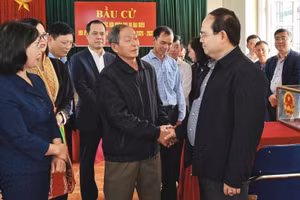 Ông Quản Minh Cường, Bí thư Tỉnh ủy Quảng Ninh kiểm tra công tác chuẩn bị bầu cử tại xã Thống Nhất hôm 12/3.