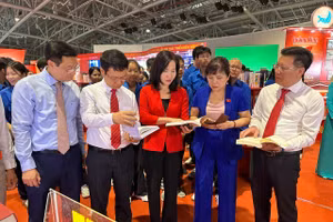 Các đại biểu tham quan khu vực trưng bày, triển lãm. 