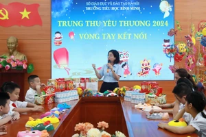 Cô Trịnh Thị Lệ Thu chia sẻ với học sinh về ý nghĩa của ngày Tết Trung thu.