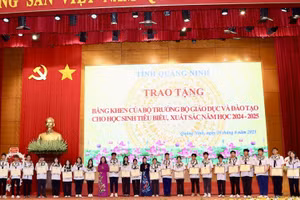 Lãnh đạo tỉnh và Sở Giáo dục và Đào tạo Quảng Ninh trao Bằng khen của Bộ GD&ĐT cho học sinh đoạt giải Nhất, Nhì, Ba tại kỳ thi chọn học sinh giỏi Quốc gia THPT năm học 2024-2025.