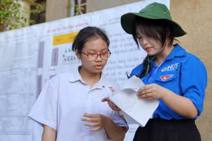 Thí sinh dự thi lớp 10 Trường THPT chuyên Khoa học Tự nhiên ngày 1/6.