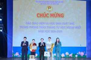 Ban tổ chức trao giải thưởng cho các giáo viên và học sinh xuất sắc trong phong trào tháng tự học ngoại ngữ.