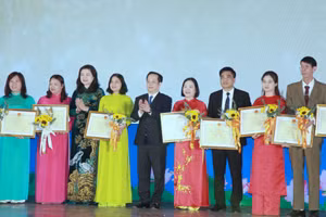 Giám đốc Sở GD&ĐT Hà Nội Trần Thế Cương, Phó Giám đốc Sở GD&ĐT Hà Nội Trần Lưu Hoa trao quyết định công nhận trường chuẩn quốc gia cho các nhà trường.