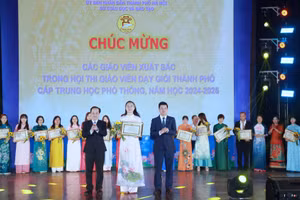 Giám đốc Sở GD&ĐT Hà Nội Trần Thế Cương, Phó Giám đốc Sở GD&ĐT Hà Nội Phạm Quốc Toản trao thưởng cho các giáo viên đoạt giải Nhất.