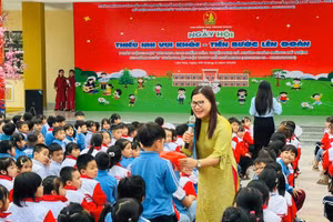 Cô trò, Trường Tiểu học Liên Hòa.