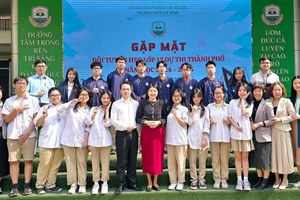 Các thầy cô giáo Trường THPT Mỹ Đình gặp mặt động viên đội tuyển học sinh giỏi dự thi thành phố.