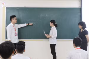 Học sinh Trường THPT Trần Hưng Đạo (quận Thanh Xuân) ôn thi tốt nghiệp THPT.