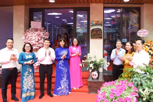 Các đại biểu thực hiện nghi thức khánh thành công trình.