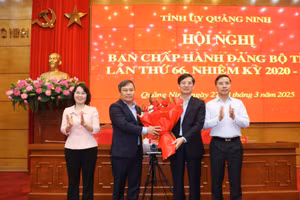 Ông Vũ Quyết Tiến (thứ 2 bên phải) được bầu làm Phó Bí thư Tỉnh ủy Quảng Ninh.