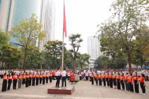 Thầy trò trường THPT chuyên Hà Nội - Amsterdam trong lễ chào cờ "đặc biệt".
