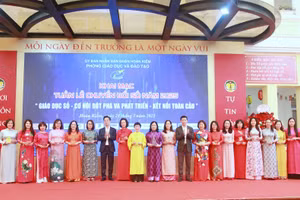 Lãnh đạo quận Hoàn Kiếm trao lưu niệm của chương trình cho các đơn vị tham gia.