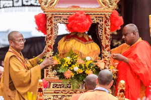 Xá lợi Đức Phật được rước về chùa Tam Chúc.