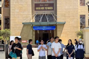 Các thí sinh dự thi vào Trường THPT chuyên Khoa học Tự nhiên.