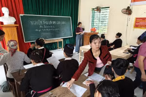 Lớp xóa mù chữ tại xã Thống Nhất (Lạng Sơn).